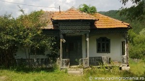 Abandoned-house-in-Sarulesti-Village