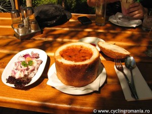 02-Traditional-bean-soup-in-bread-„cup”